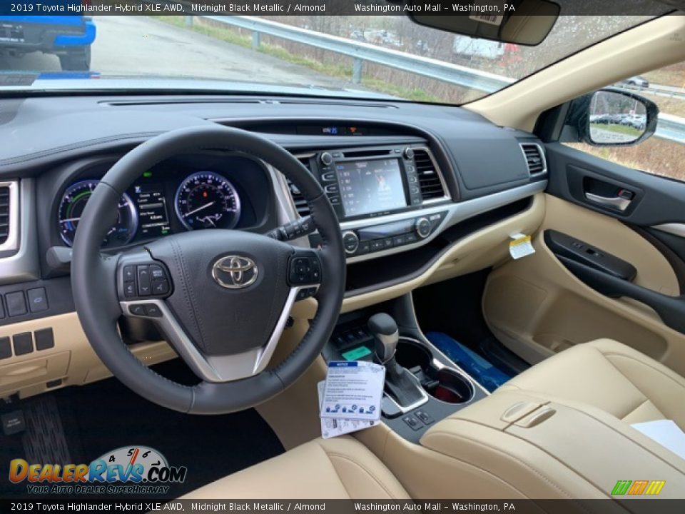 Almond Interior - 2019 Toyota Highlander Hybrid XLE AWD Photo #3