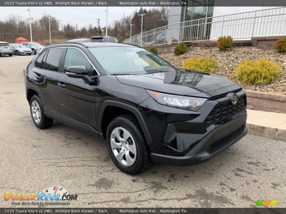 Front 3/4 View of 2019 Toyota RAV4 LE AWD Photo #1