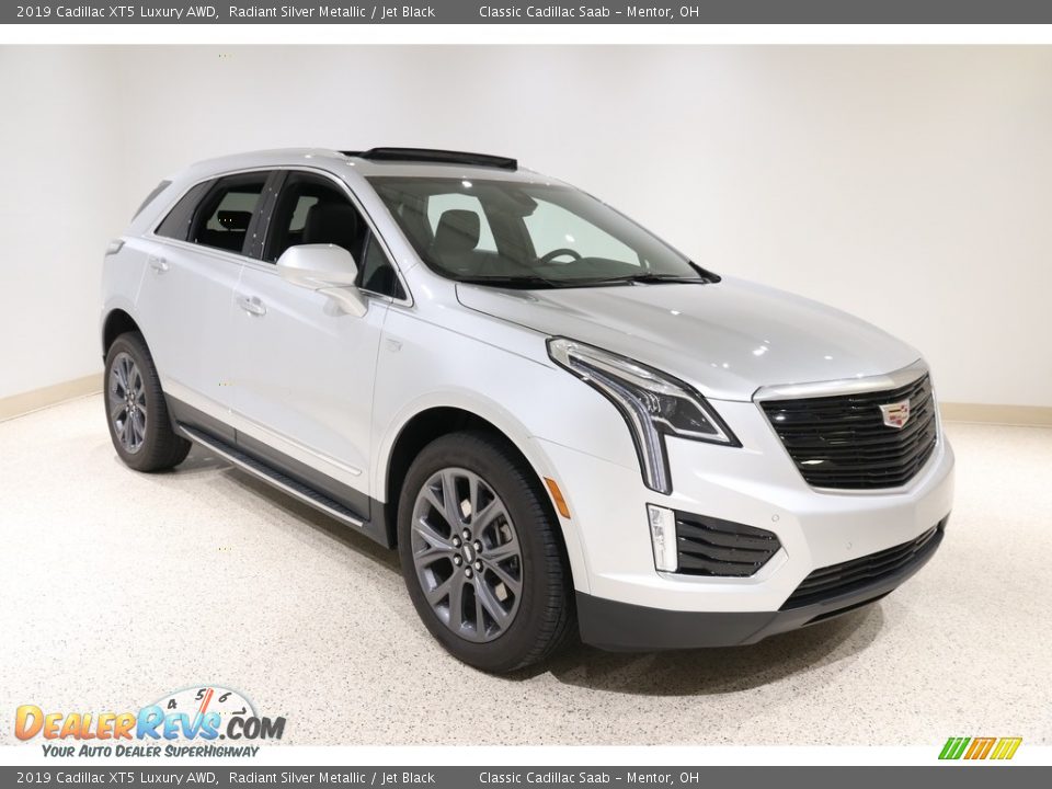 Front 3/4 View of 2019 Cadillac XT5 Luxury AWD Photo #1