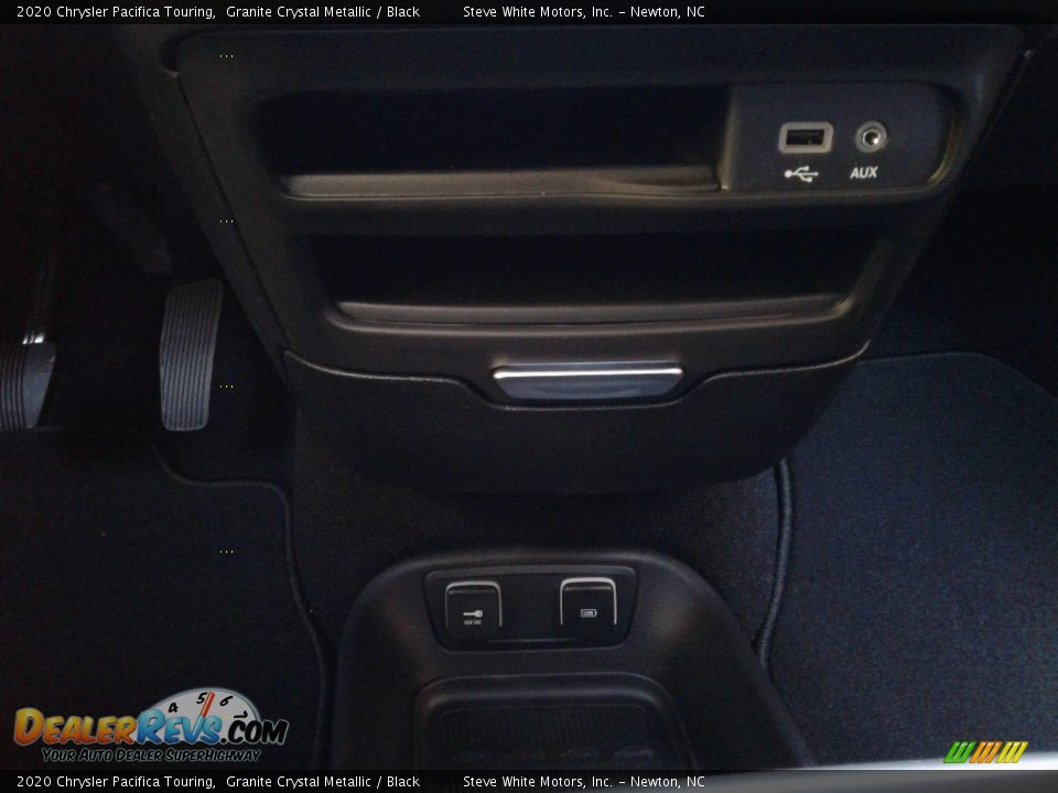 2020 Chrysler Pacifica Touring Granite Crystal Metallic / Black Photo #32