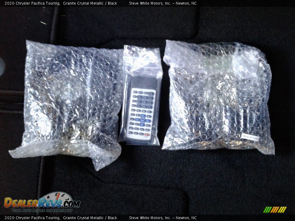 2020 Chrysler Pacifica Touring Granite Crystal Metallic / Black Photo #34