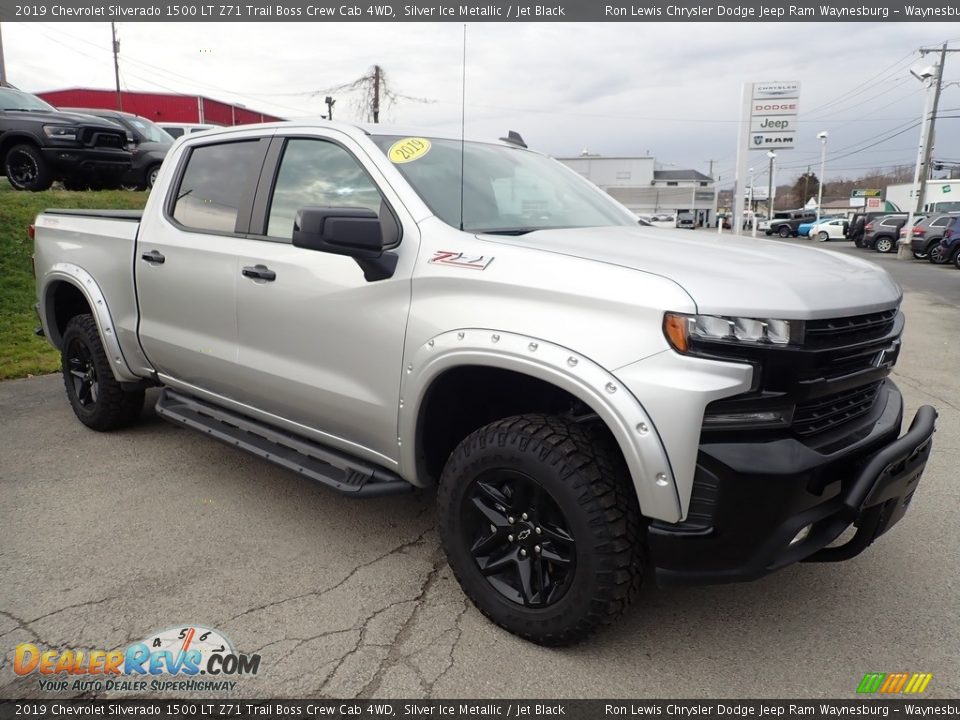 Front 3/4 View of 2019 Chevrolet Silverado 1500 LT Z71 Trail Boss Crew Cab 4WD Photo #7