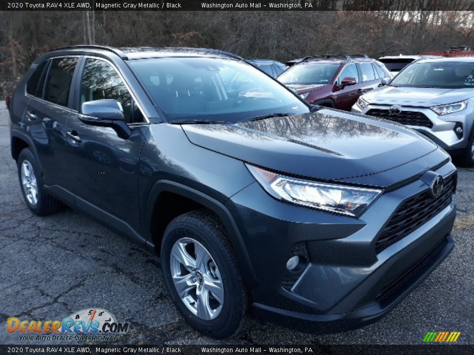 Front 3/4 View of 2020 Toyota RAV4 XLE AWD Photo #1