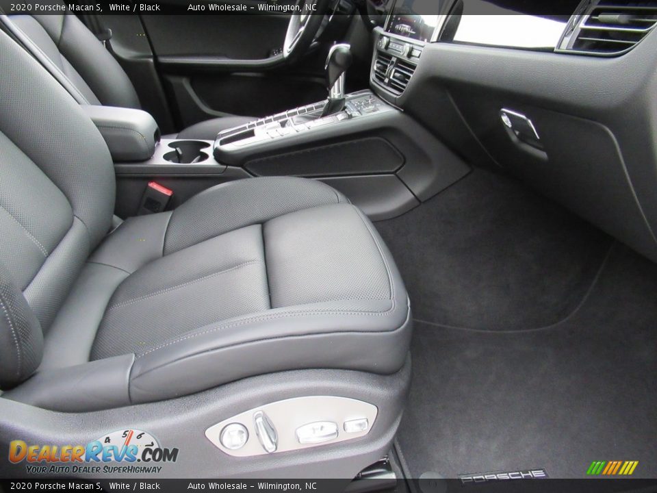 Front Seat of 2020 Porsche Macan S Photo #11