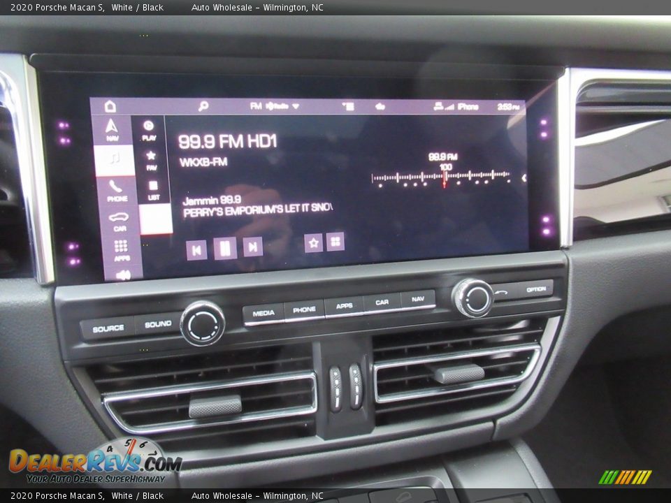 Controls of 2020 Porsche Macan S Photo #17