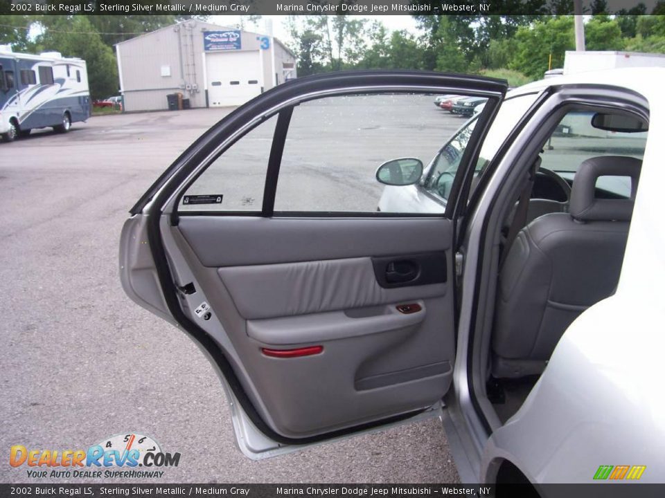 2002 Buick Regal LS Sterling Silver Metallic / Medium Gray Photo #17