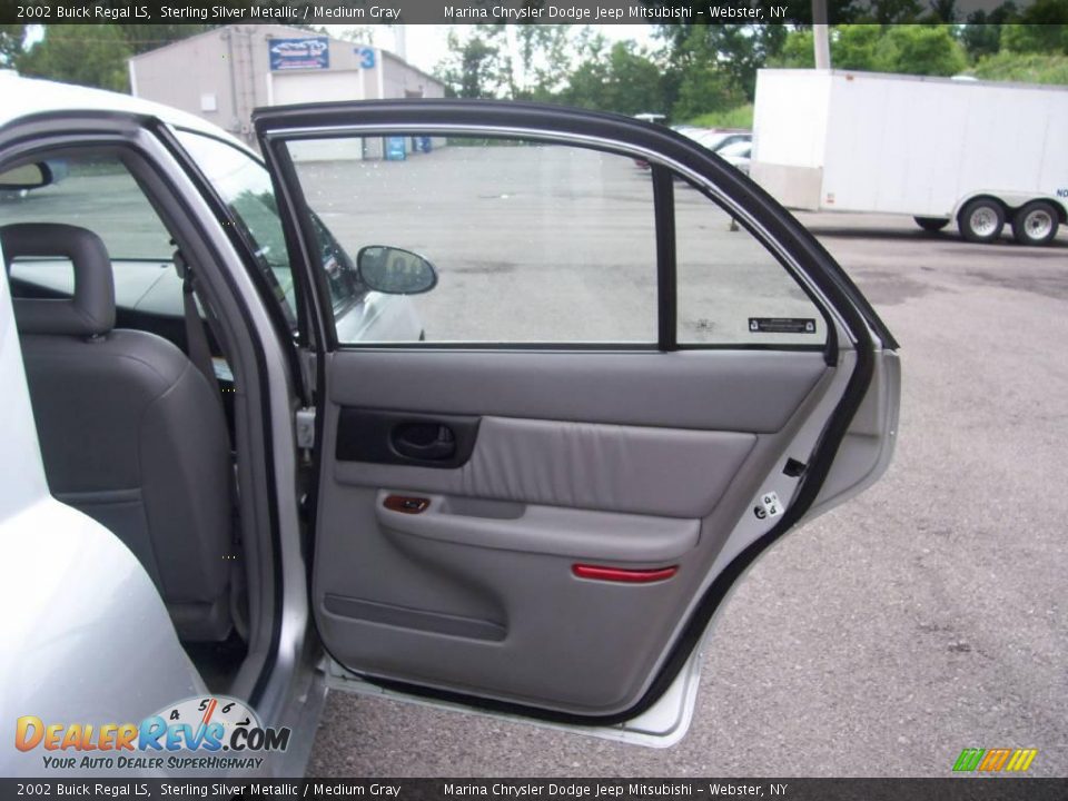 2002 Buick Regal LS Sterling Silver Metallic / Medium Gray Photo #20