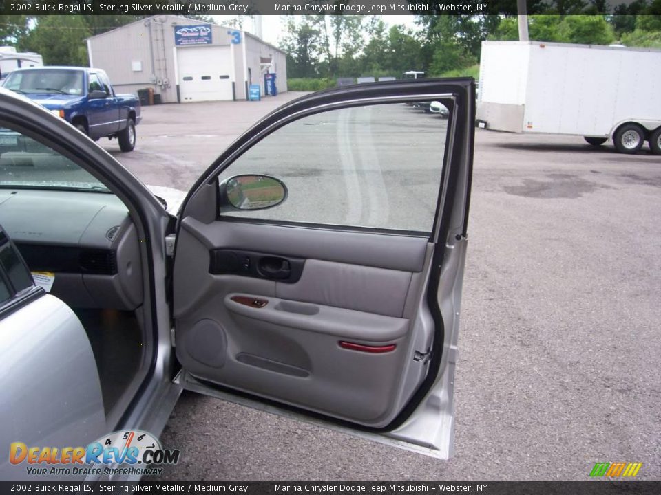 2002 Buick Regal LS Sterling Silver Metallic / Medium Gray Photo #22