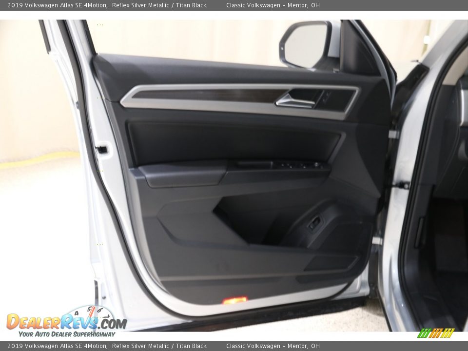 Door Panel of 2019 Volkswagen Atlas SE 4Motion Photo #4