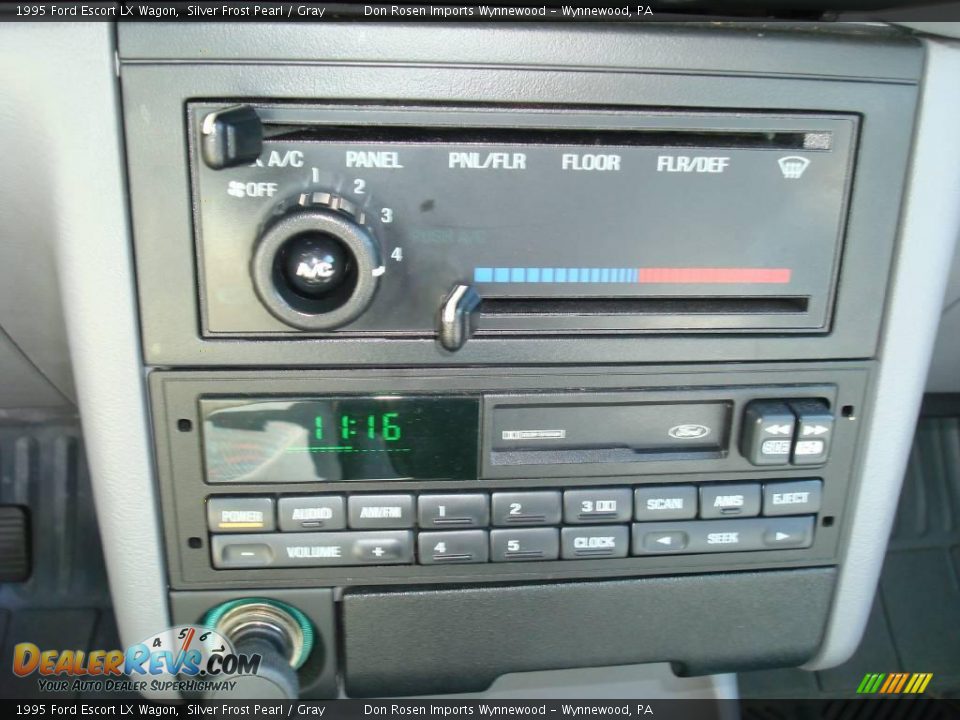 1995 Ford Escort LX Wagon Silver Frost Pearl / Gray Photo #31