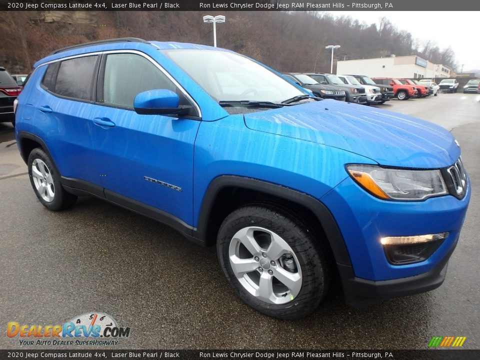 Front 3/4 View of 2020 Jeep Compass Latitude 4x4 Photo #8