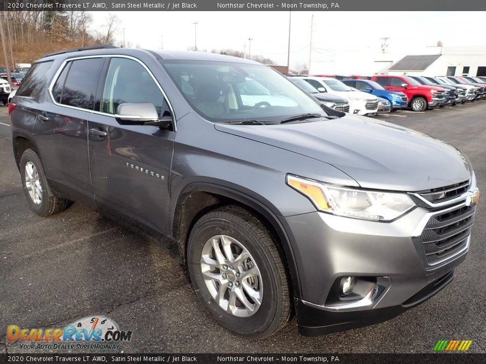 Front 3/4 View of 2020 Chevrolet Traverse LT AWD Photo #7