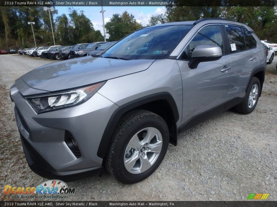 Front 3/4 View of 2019 Toyota RAV4 XLE AWD Photo #8