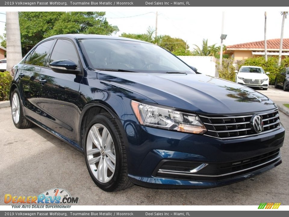 Front 3/4 View of 2019 Volkswagen Passat Wolfsburg Photo #2