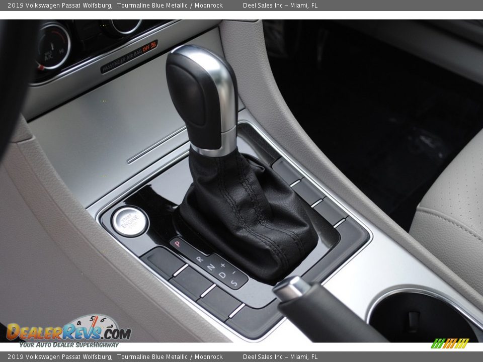 2019 Volkswagen Passat Wolfsburg Shifter Photo #14