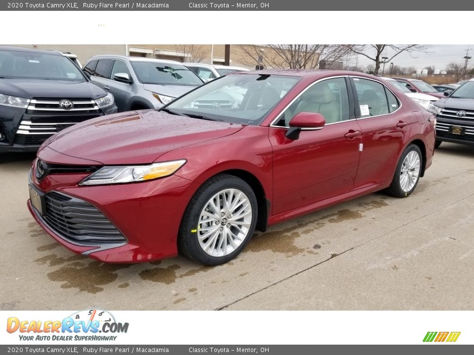 Front 3/4 View of 2020 Toyota Camry XLE Photo #1