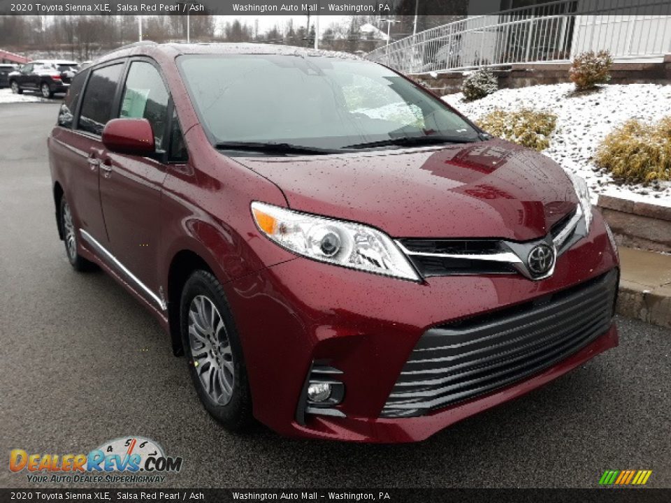 Front 3/4 View of 2020 Toyota Sienna XLE Photo #1