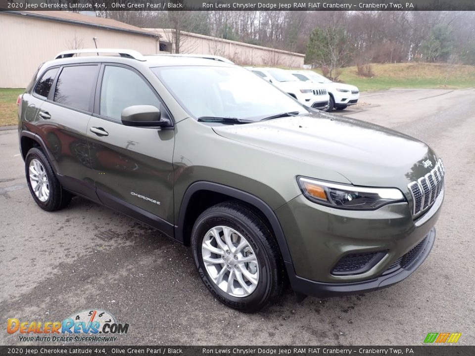Front 3/4 View of 2020 Jeep Cherokee Latitude 4x4 Photo #7
