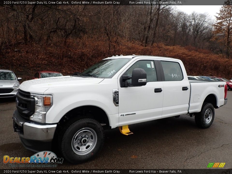 Front 3/4 View of 2020 Ford F250 Super Duty XL Crew Cab 4x4 Photo #7