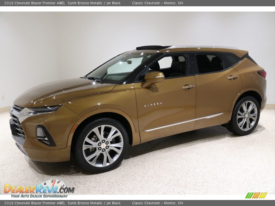 Front 3/4 View of 2019 Chevrolet Blazer Premier AWD Photo #3