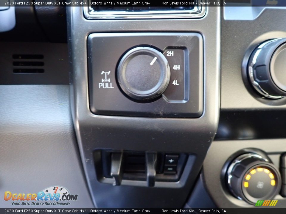 2020 Ford F250 Super Duty XLT Crew Cab 4x4 Oxford White / Medium Earth Gray Photo #18