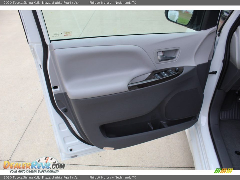 2020 Toyota Sienna XLE Blizzard White Pearl / Ash Photo #9