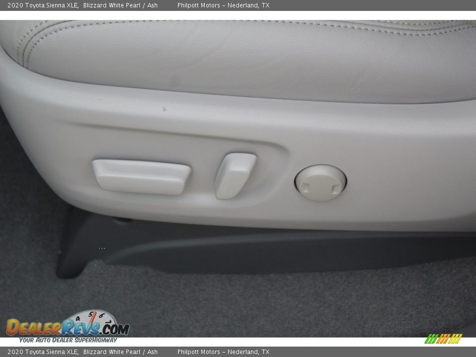 2020 Toyota Sienna XLE Blizzard White Pearl / Ash Photo #11