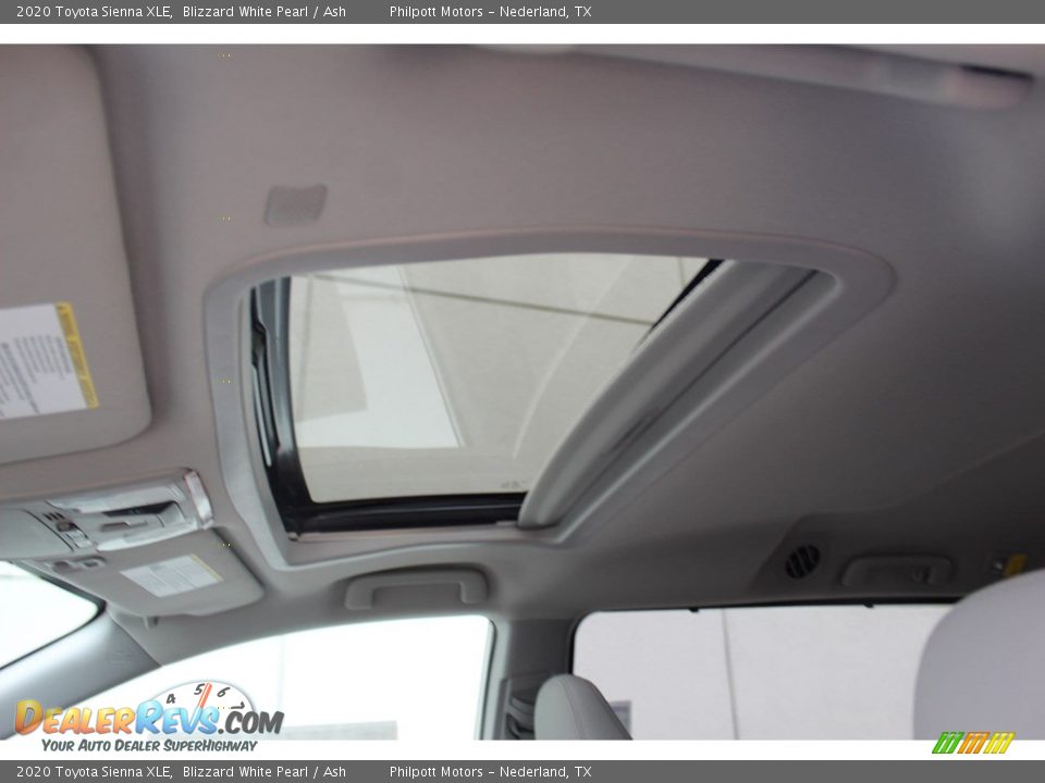 2020 Toyota Sienna XLE Blizzard White Pearl / Ash Photo #21