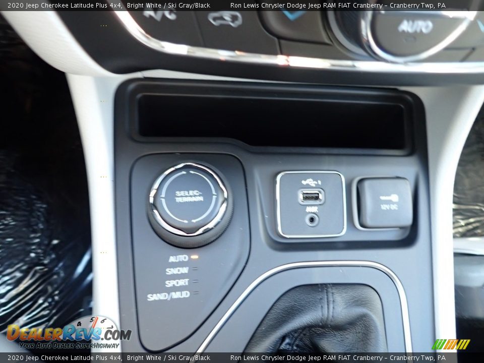 2020 Jeep Cherokee Latitude Plus 4x4 Bright White / Ski Gray/Black Photo #20