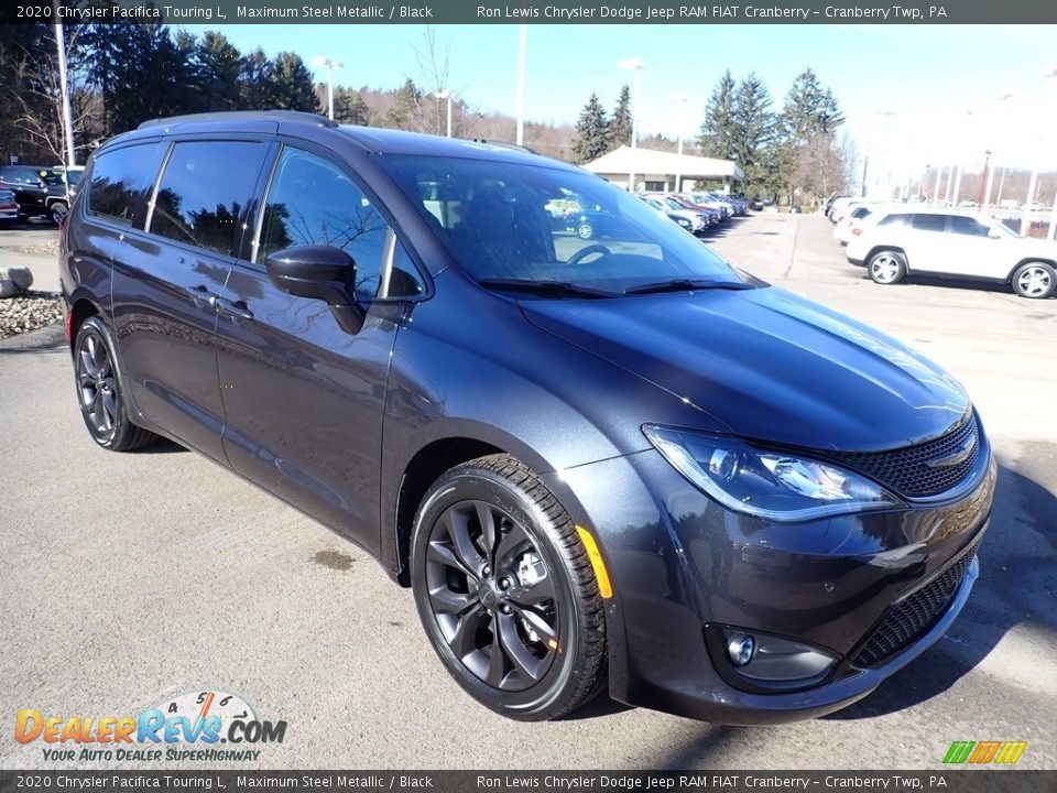 Front 3/4 View of 2020 Chrysler Pacifica Touring L Photo #7