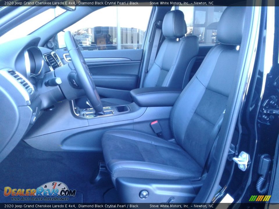 2020 Jeep Grand Cherokee Laredo E 4x4 Diamond Black Crystal Pearl / Black Photo #10