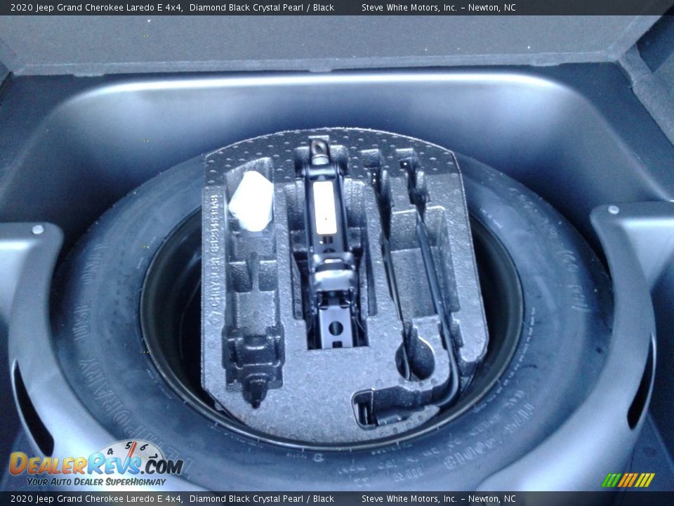 2020 Jeep Grand Cherokee Laredo E 4x4 Diamond Black Crystal Pearl / Black Photo #16