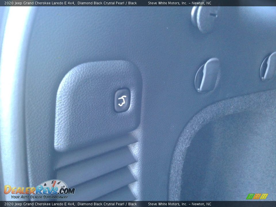 2020 Jeep Grand Cherokee Laredo E 4x4 Diamond Black Crystal Pearl / Black Photo #17