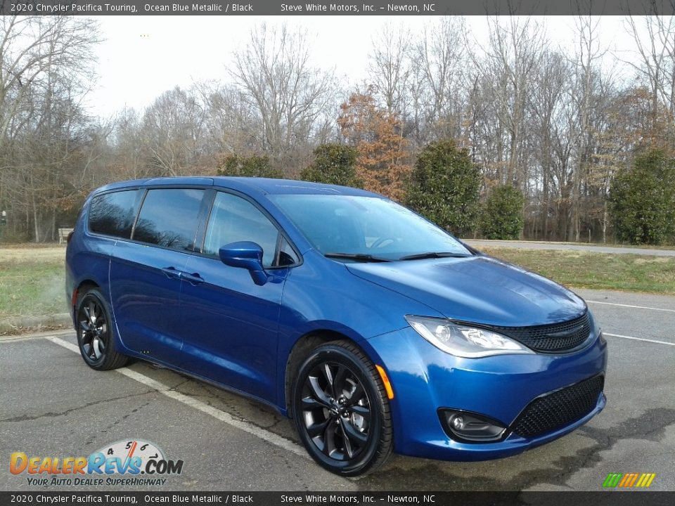 Front 3/4 View of 2020 Chrysler Pacifica Touring Photo #4