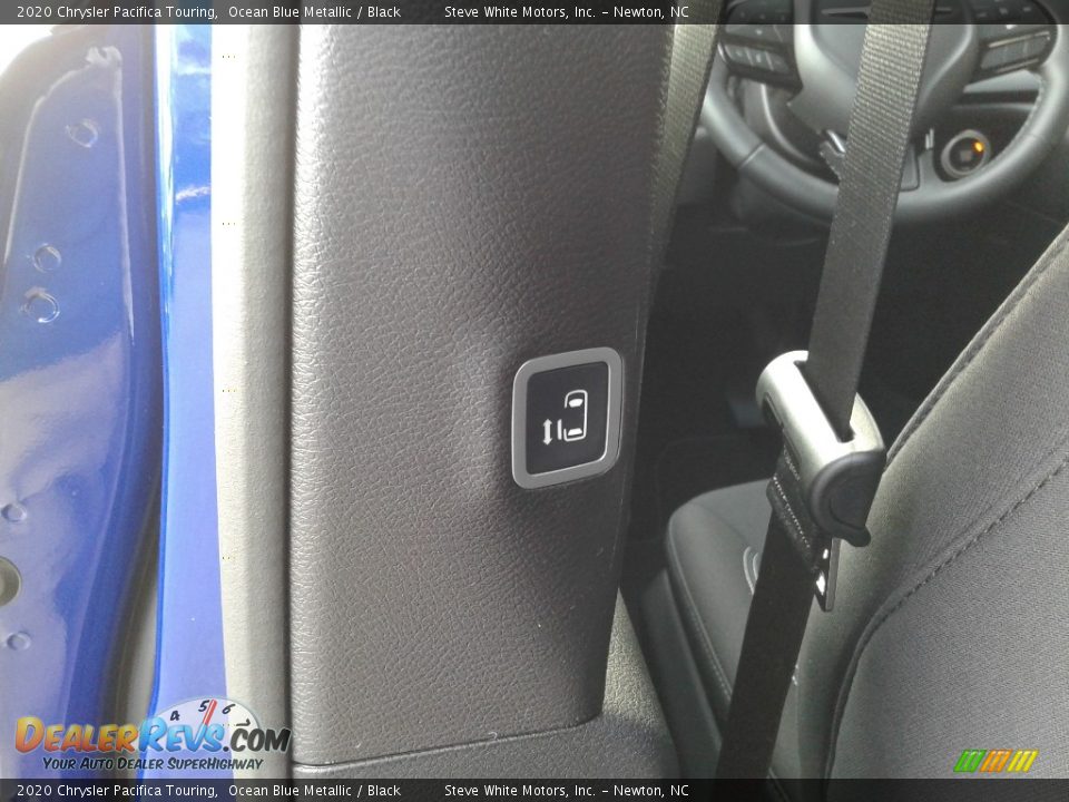 2020 Chrysler Pacifica Touring Ocean Blue Metallic / Black Photo #17