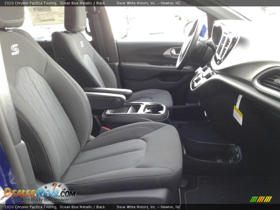Front Seat of 2020 Chrysler Pacifica Touring Photo #25