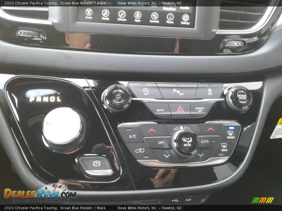 Controls of 2020 Chrysler Pacifica Touring Photo #31