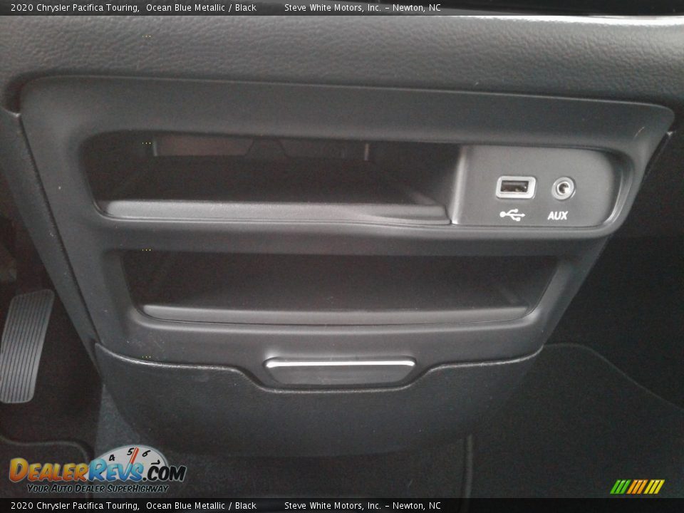 2020 Chrysler Pacifica Touring Ocean Blue Metallic / Black Photo #32