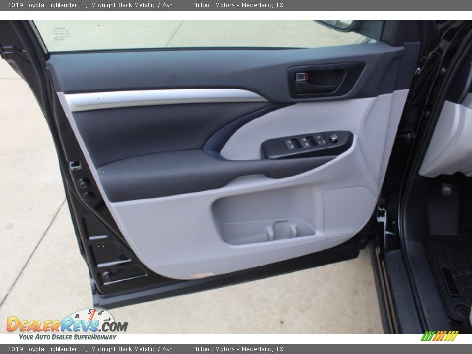 Door Panel of 2019 Toyota Highlander LE Photo #9