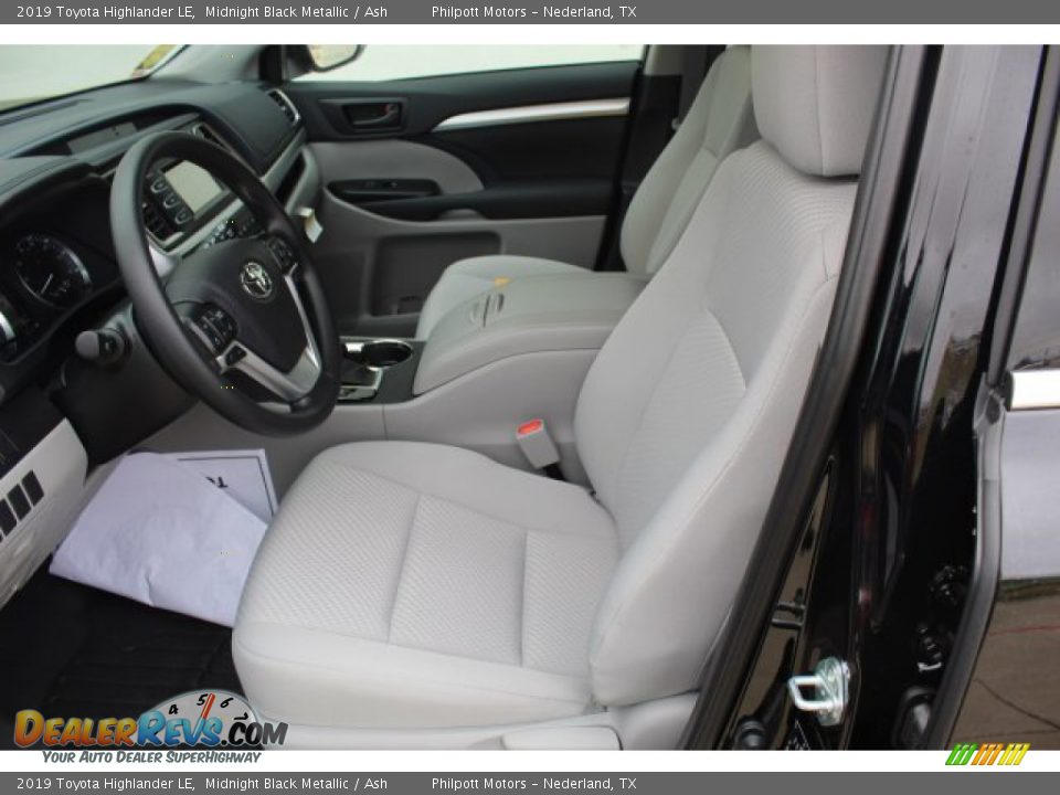 Front Seat of 2019 Toyota Highlander LE Photo #10