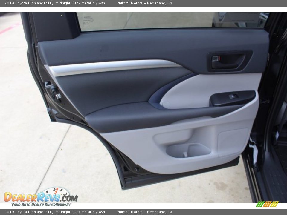 Door Panel of 2019 Toyota Highlander LE Photo #18