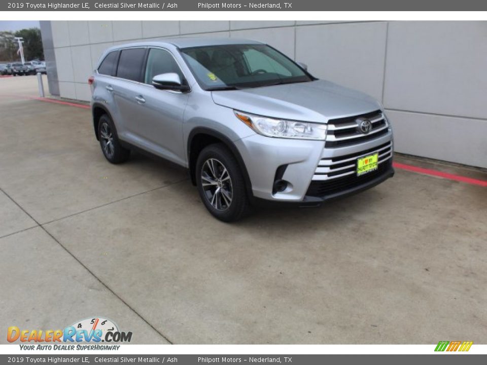 Front 3/4 View of 2019 Toyota Highlander LE Photo #2