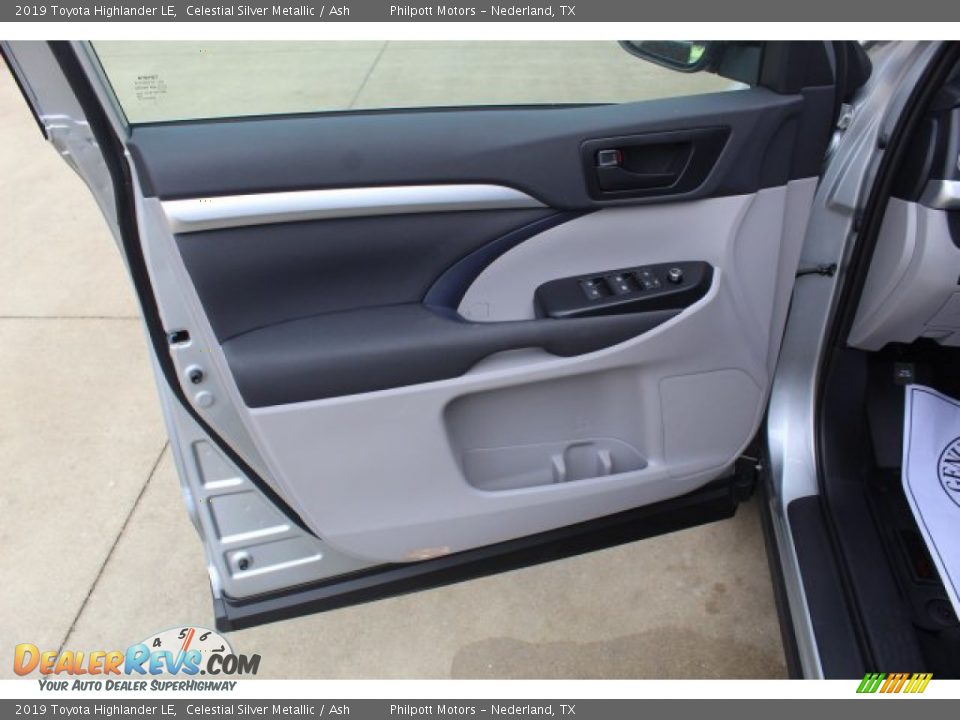 Door Panel of 2019 Toyota Highlander LE Photo #9