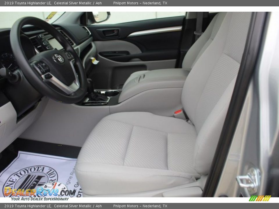 Front Seat of 2019 Toyota Highlander LE Photo #10