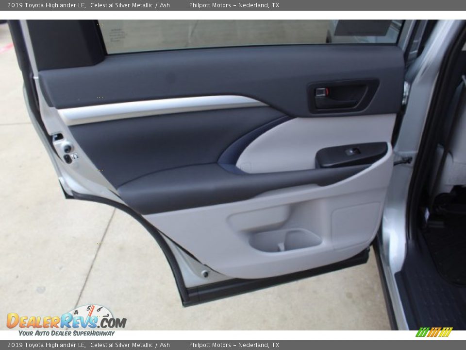 Door Panel of 2019 Toyota Highlander LE Photo #18