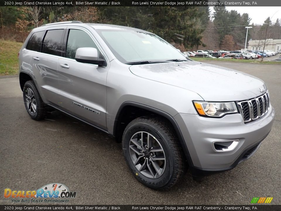 Front 3/4 View of 2020 Jeep Grand Cherokee Laredo 4x4 Photo #7