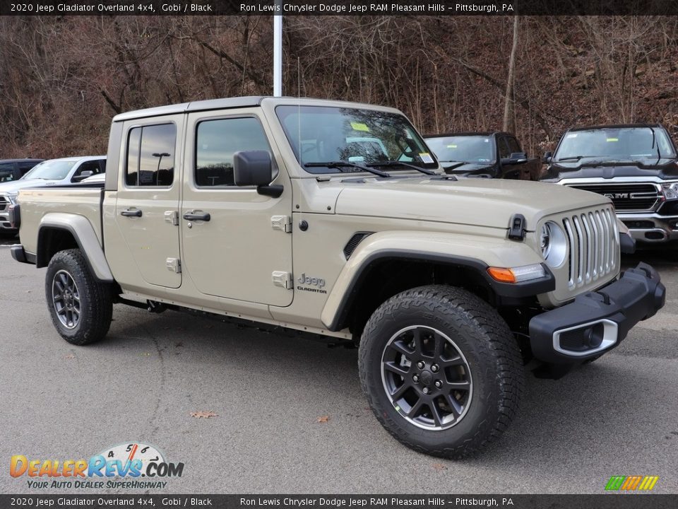 Front 3/4 View of 2020 Jeep Gladiator Overland 4x4 Photo #8