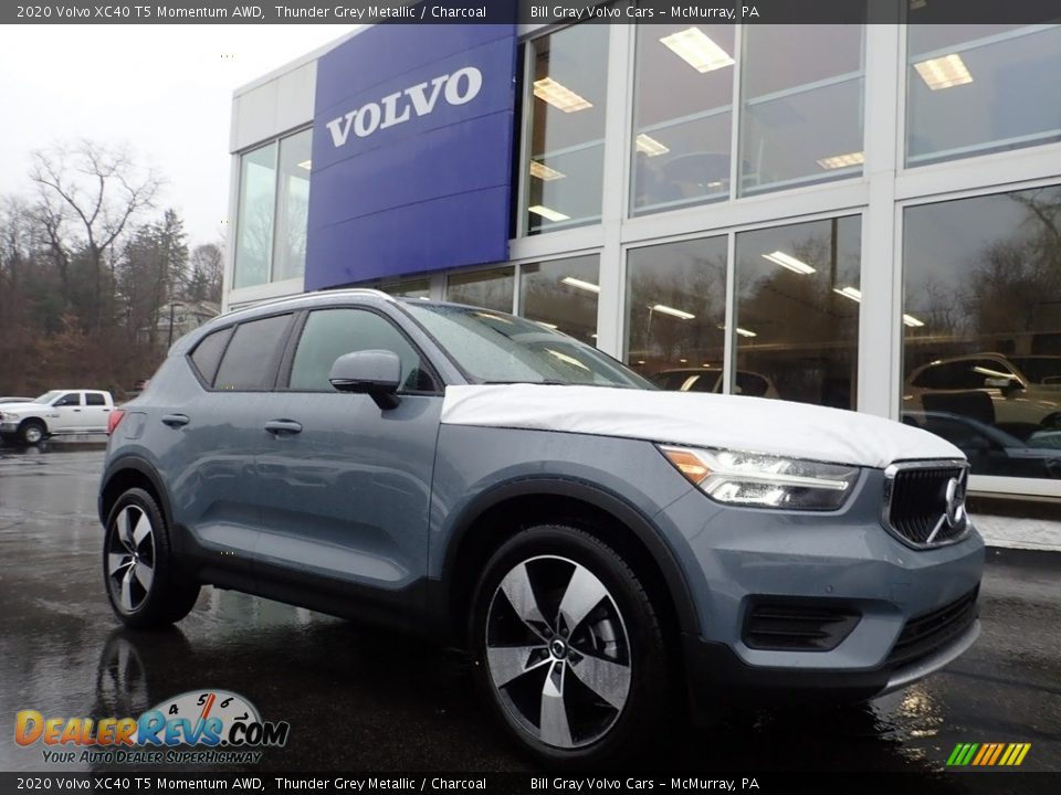 Front 3/4 View of 2020 Volvo XC40 T5 Momentum AWD Photo #1