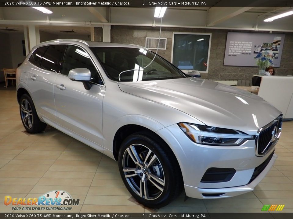 Front 3/4 View of 2020 Volvo XC60 T5 AWD Momentum Photo #1
