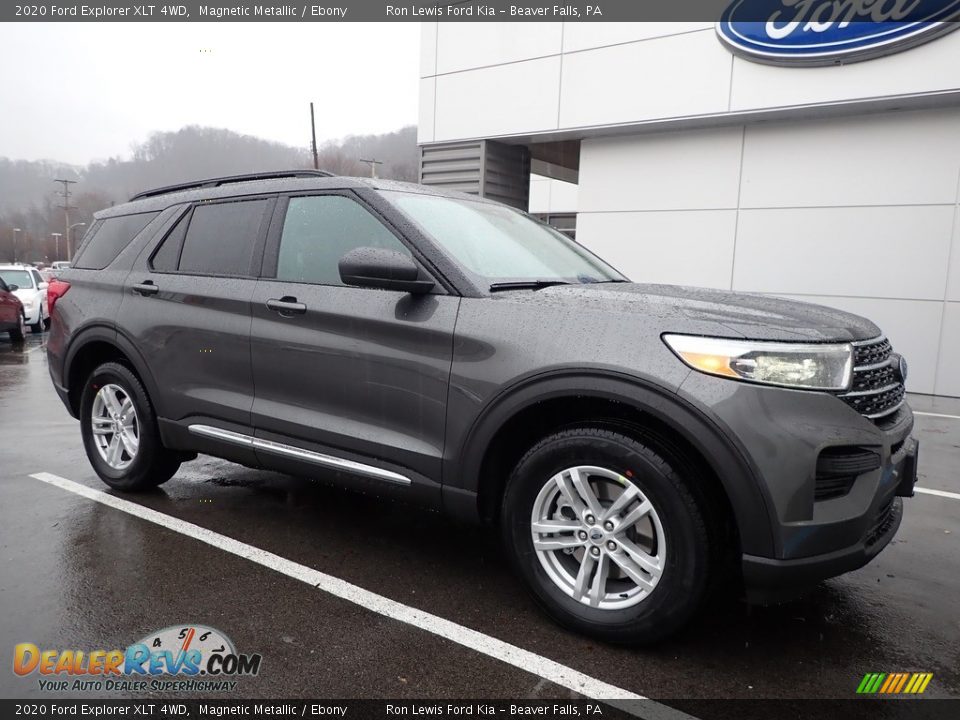 Front 3/4 View of 2020 Ford Explorer XLT 4WD Photo #10
